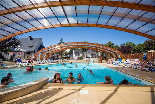 Piscine chauffée et couverte du camping à Mesquer, Camping proche Quimiac